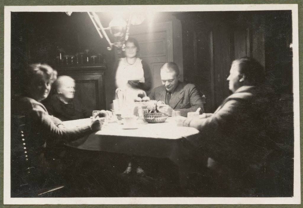 Rodzina przy stole, portret zbiorowy