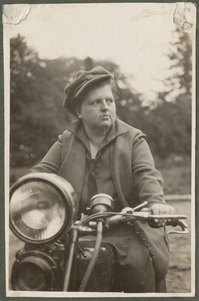 Helena Kosińska na motocyklu, portret w plenerze