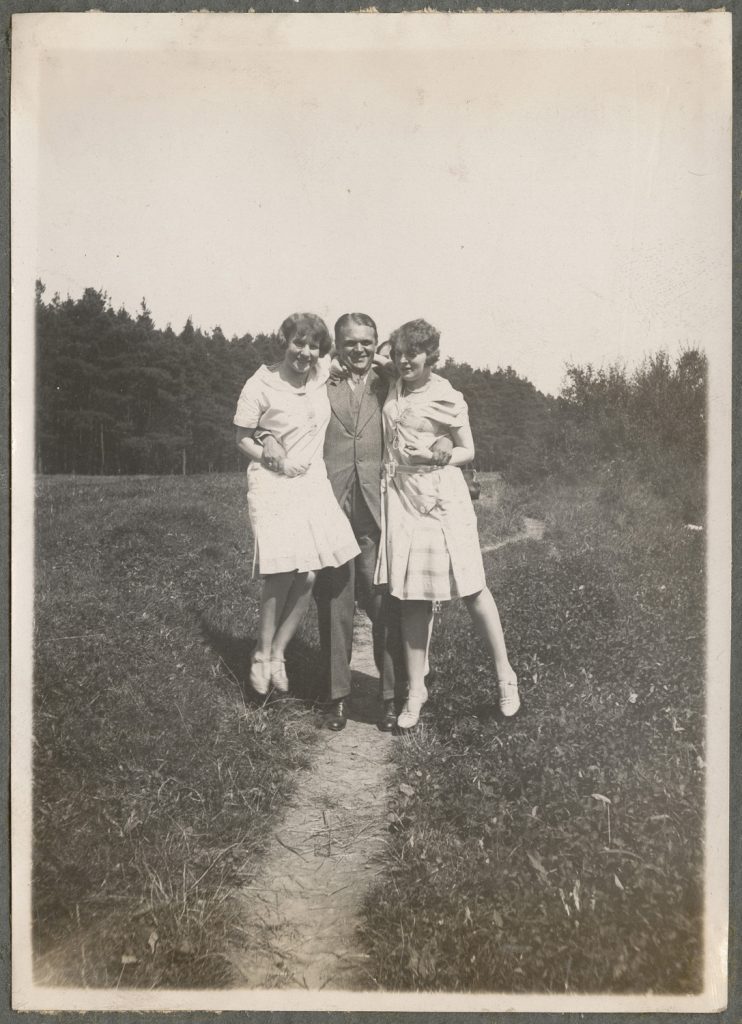 Trzy osoby upozowane humorystycznie, portret w plenerze