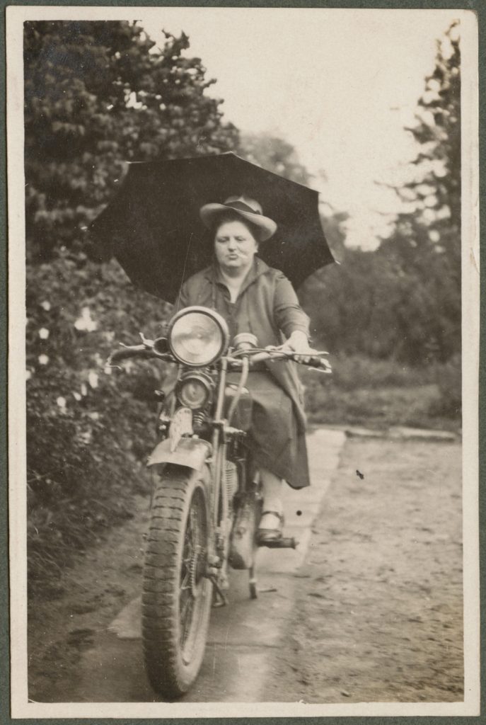 Helena Kosińska na motorze, portret