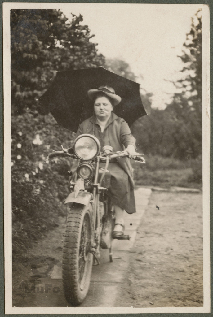 Branice, Helena Kosińska siedząca na motorze, portret, w tle park dworski