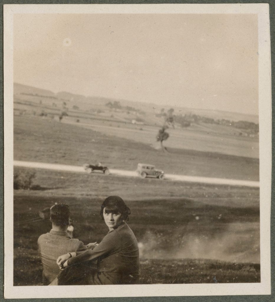 Kobieta i mężczyzna na trawie, portret w plenerze