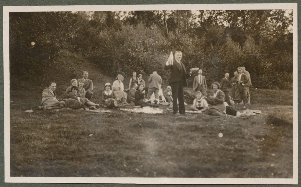 Goście Karyłowskich siedzący na trawie, portret zbiorowy