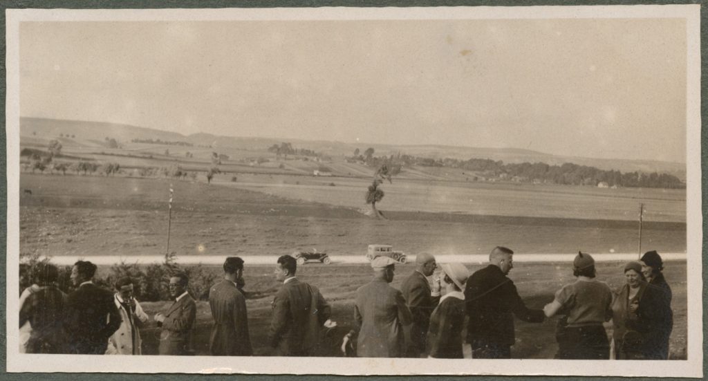 Goście Karyłowskich, portret zbiorowy w plenerze