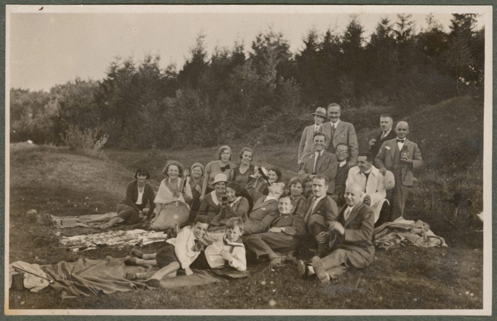 Liczna grupa gości Karyłowskich, portret zbiorowy w plenerze