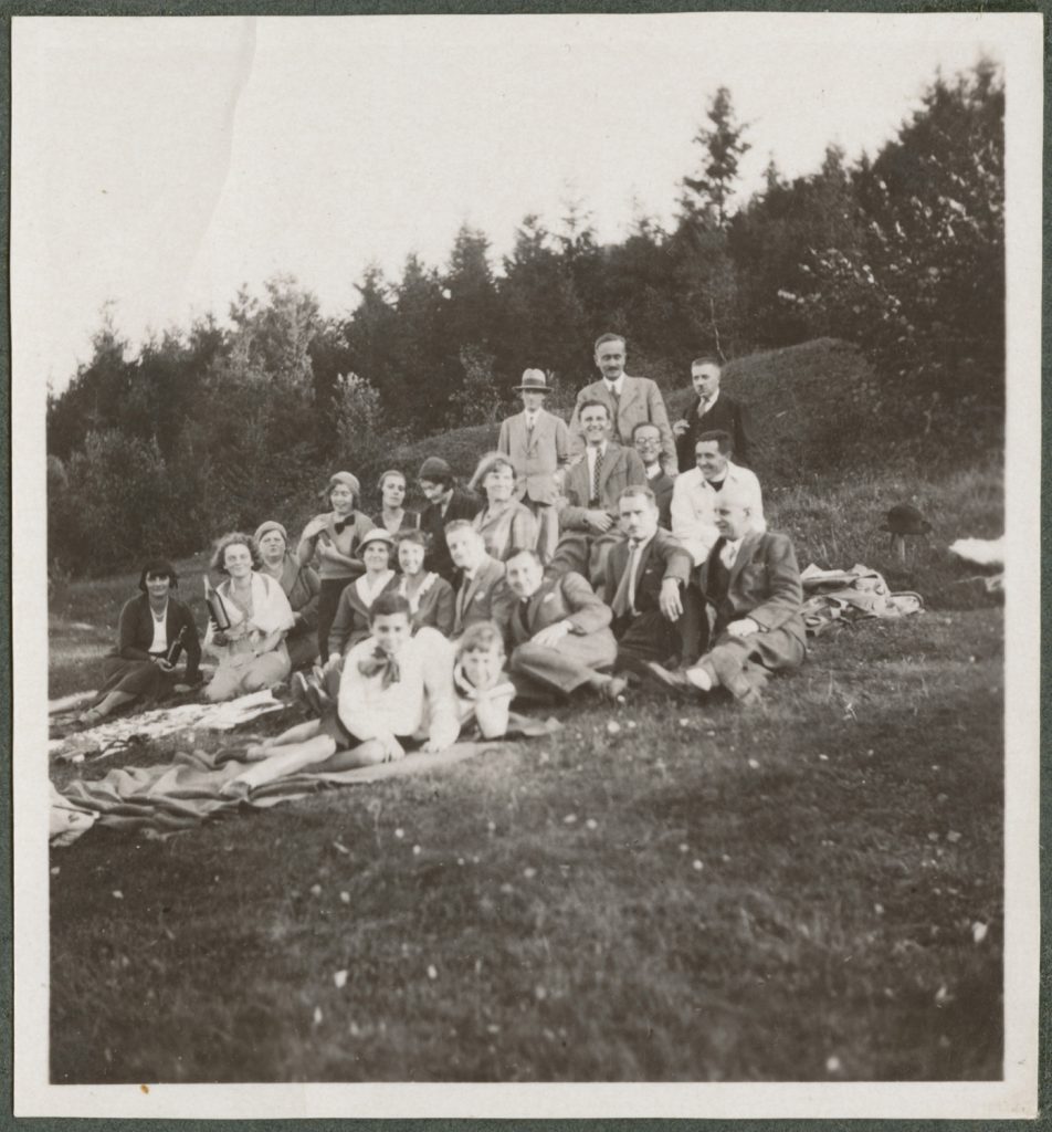 Liczna grupa osób na pikniku, portret zbiorowy w plenerze