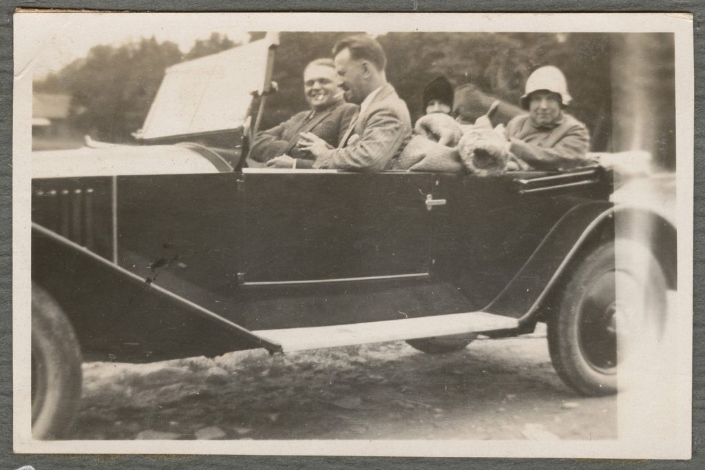 Cztery osoby w odkrytym samochodzie, portret w plenerze