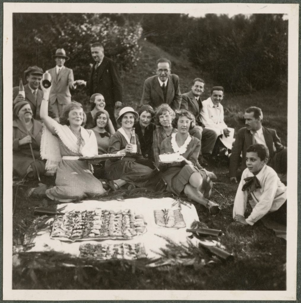 Duża grupa na pikniku, portret zbiorowy w plenerze