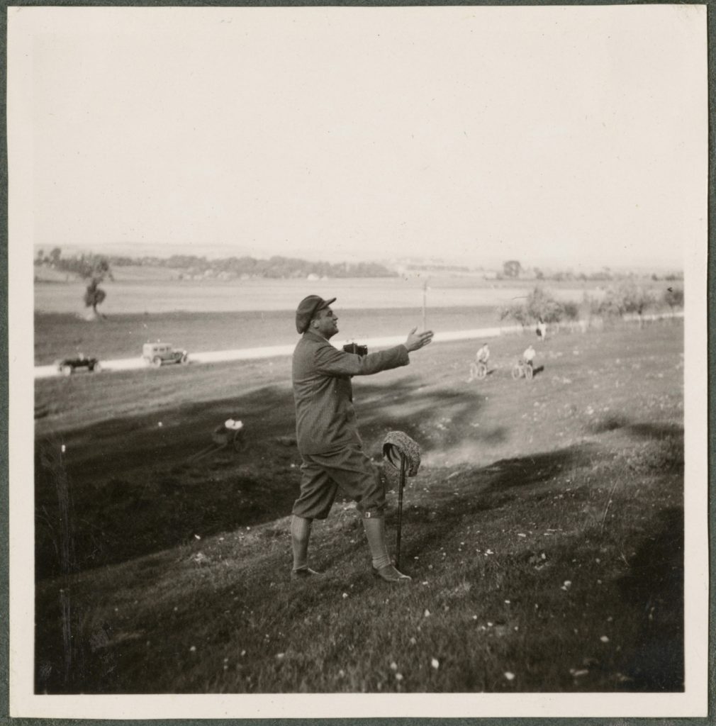 Paweł Mussil na wzniesieniu, portret w plenerze