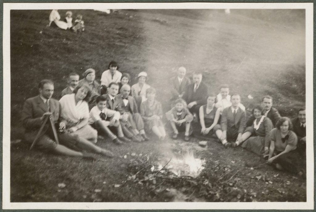 Liczna grupa, portret przy ognisku