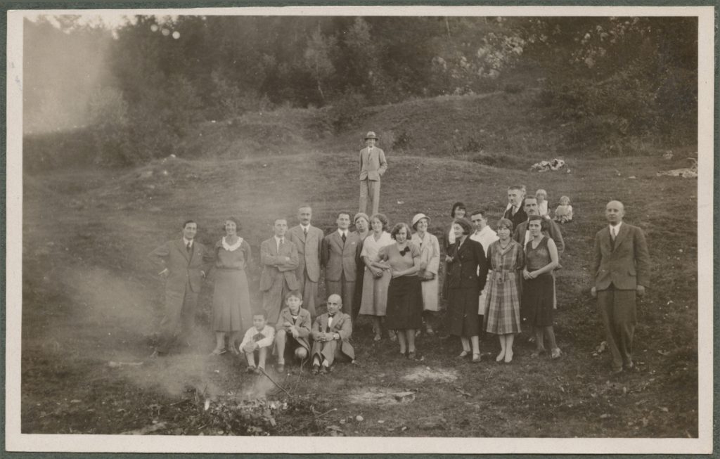 Grupa osób na pikniku, portret zbiorowy w plenerze