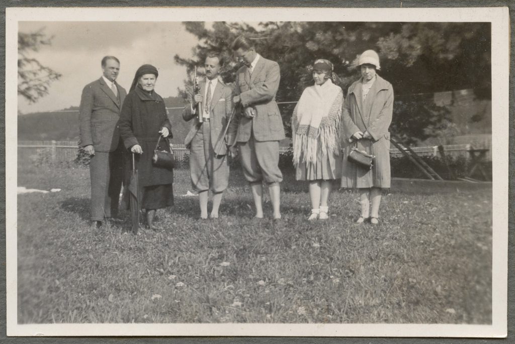Sześć osób stojących na łące, portret w plenerze