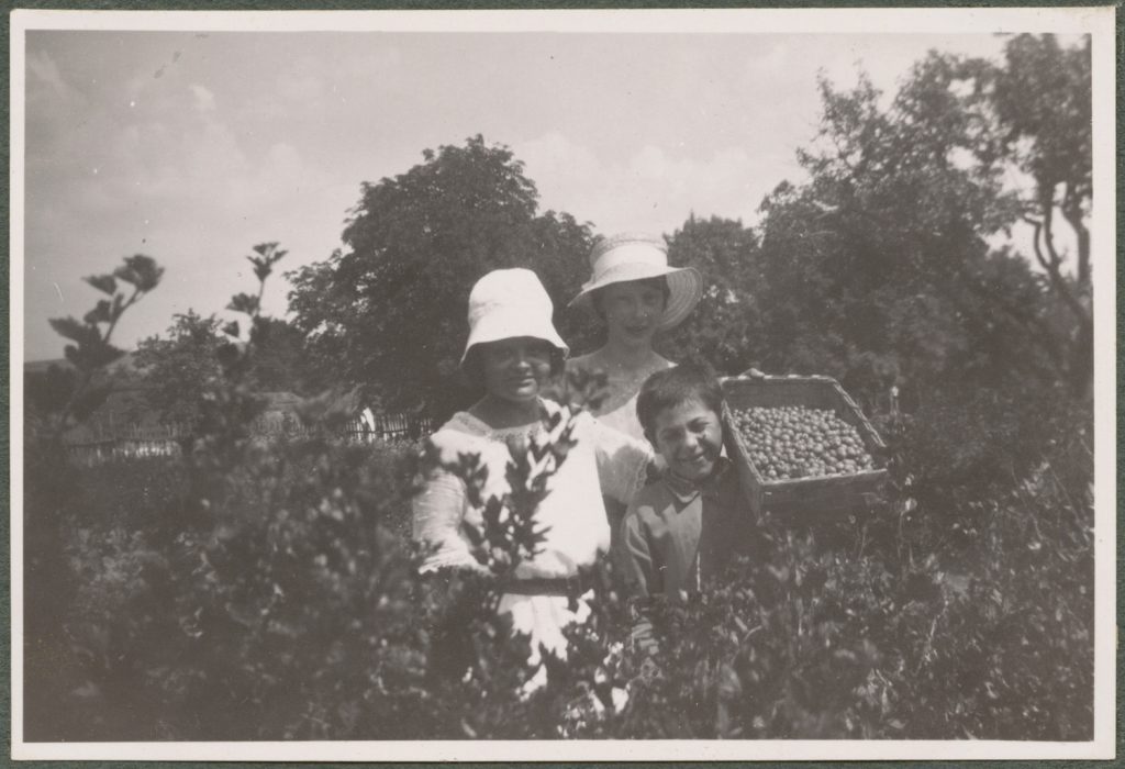 Trzy osoby w ogrodzie, portret w plenerze