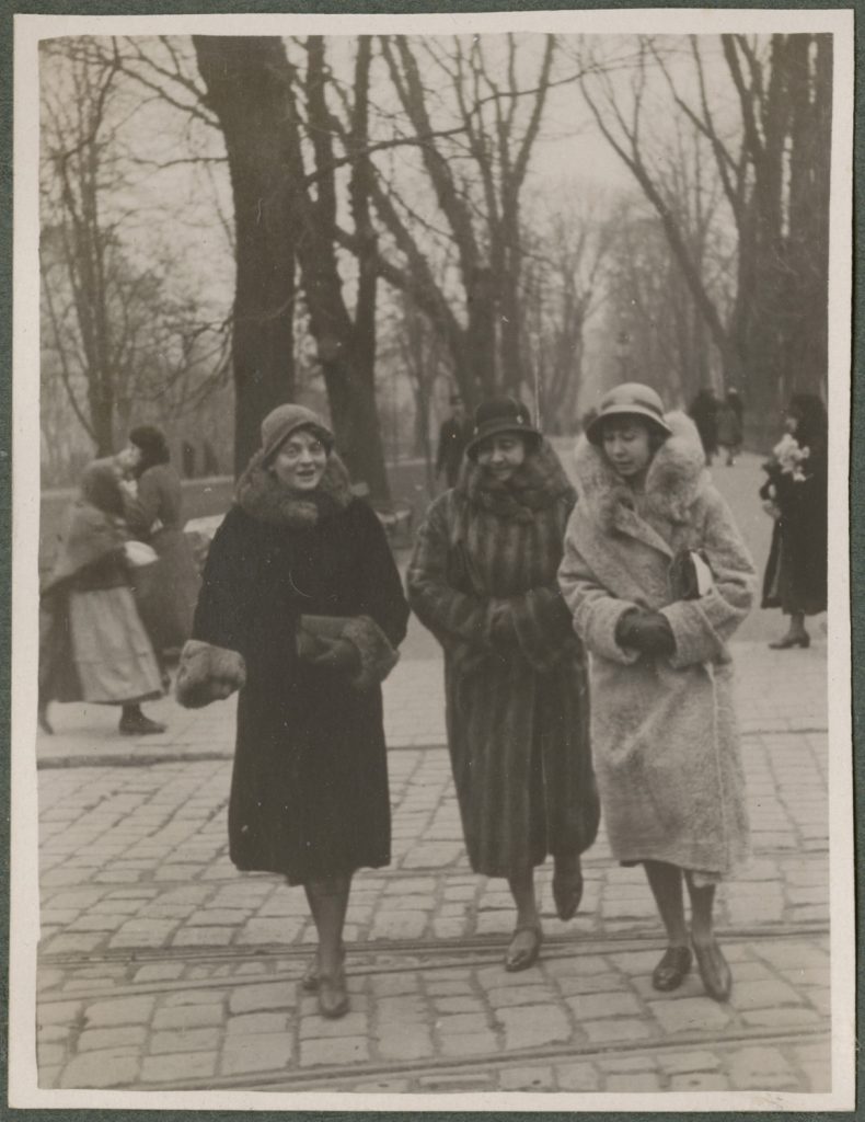 Trzy kobiety na spacerze, portret grupowy