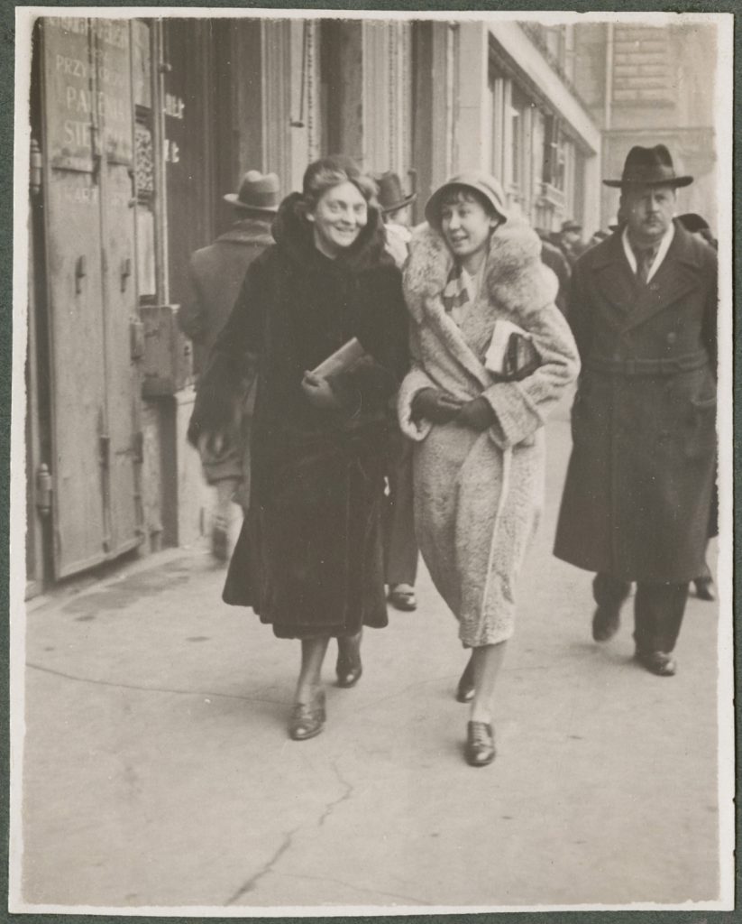 Zofia Mussilowa z przyjaciółką na Rynku Głównym, portret w plenerze