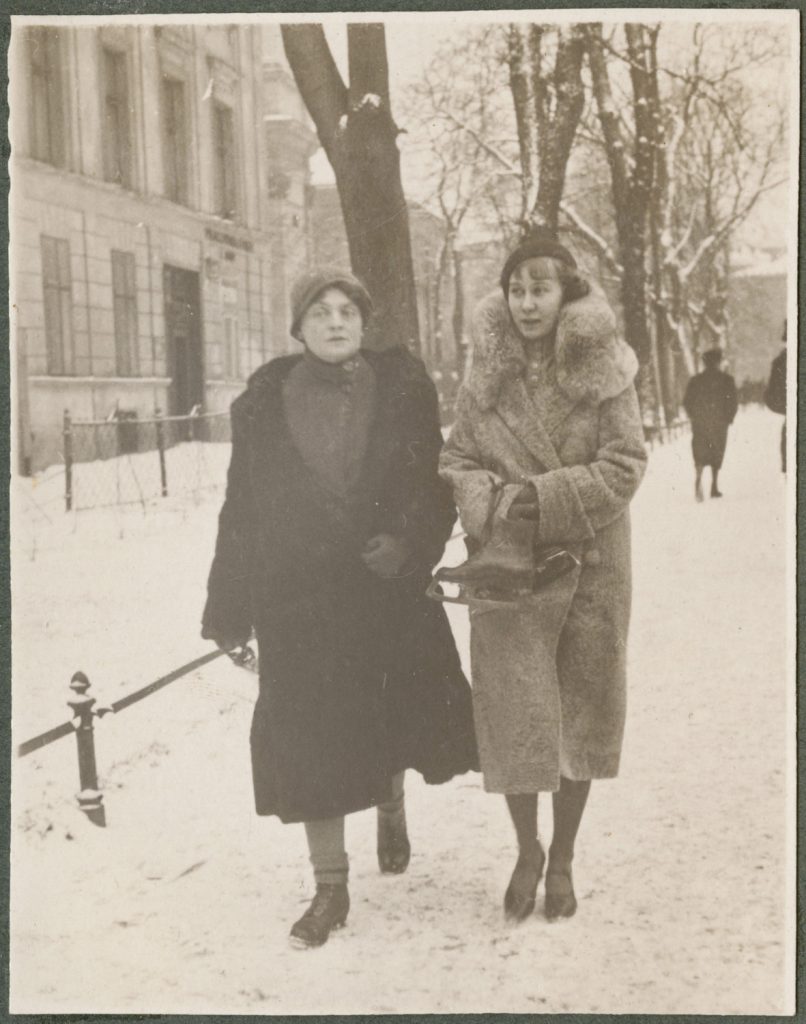 Zofia Mussilowa, z przyjaciółką, portret w plenerze