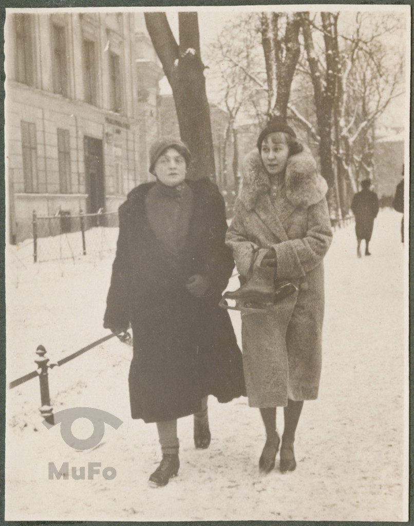 Kraków, Planty (?) Zofia Mussilowa z d. Kosińska idąca z przyjaciółką, ("Powrót ze ślizgawki")i