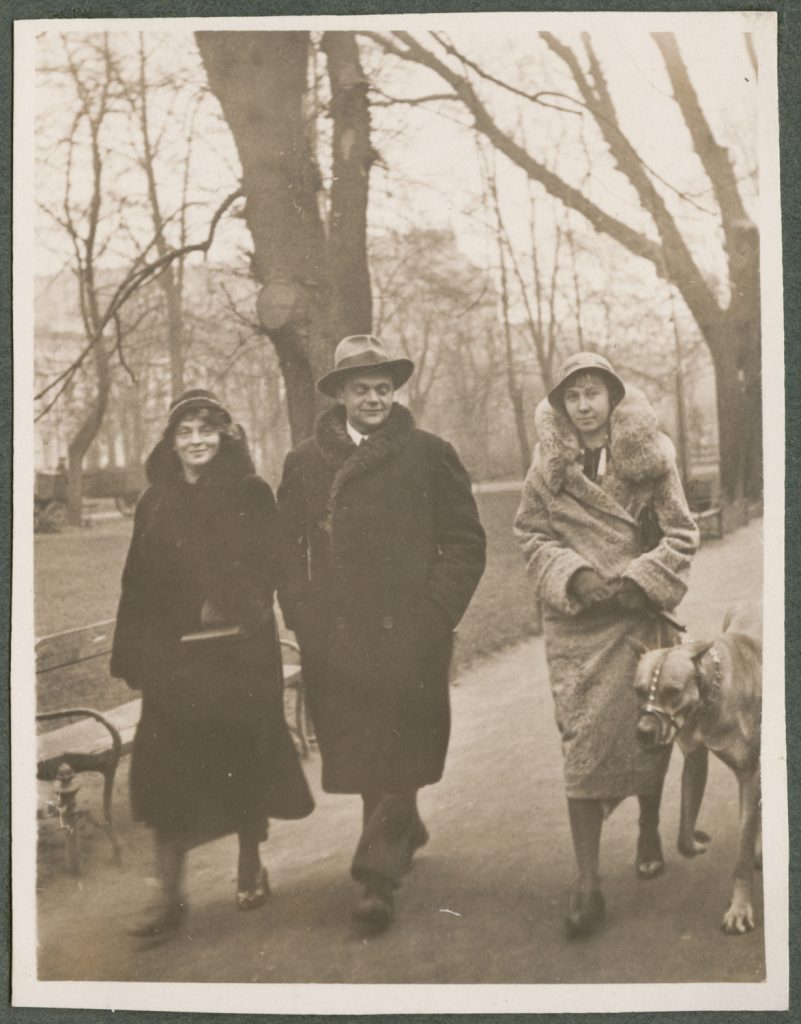 Trzy osoby na spacerze, portret w plenerze