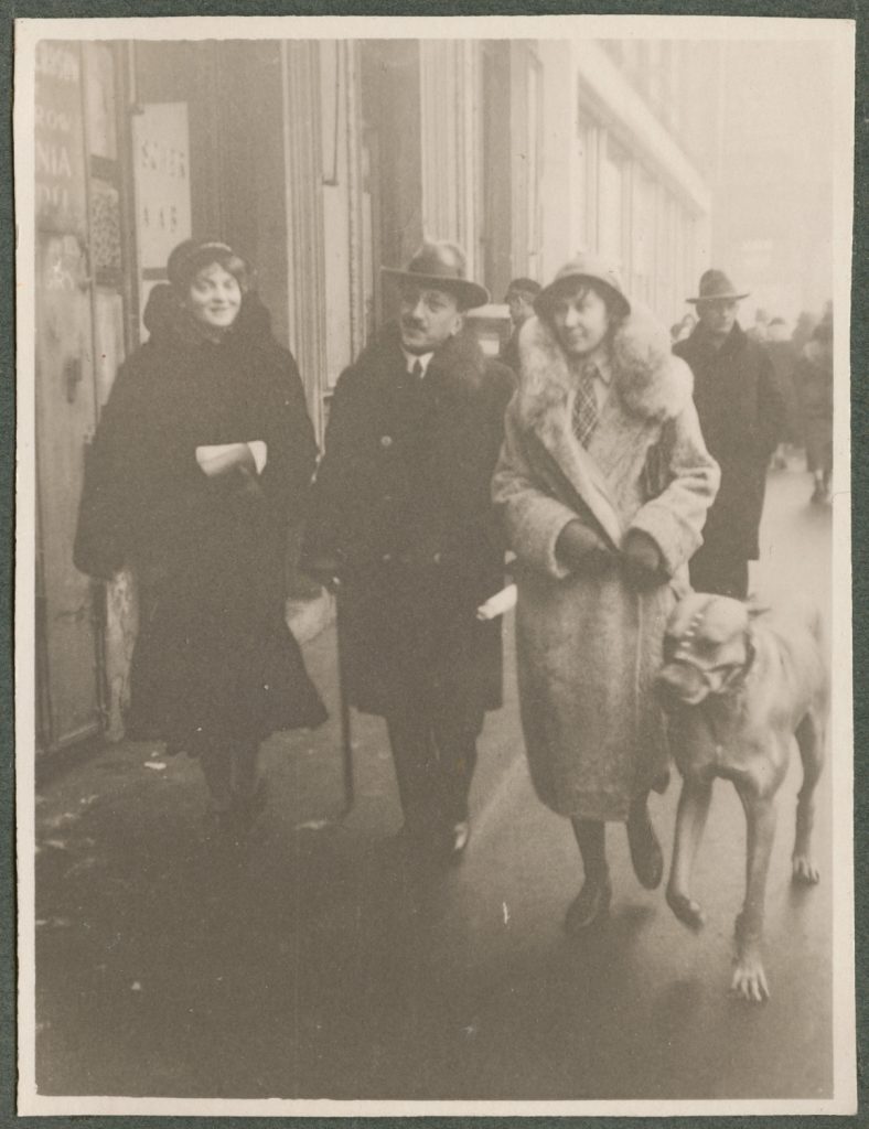 Zofia Mussilowa z parą przyjaciół i psem, portret w plenerze