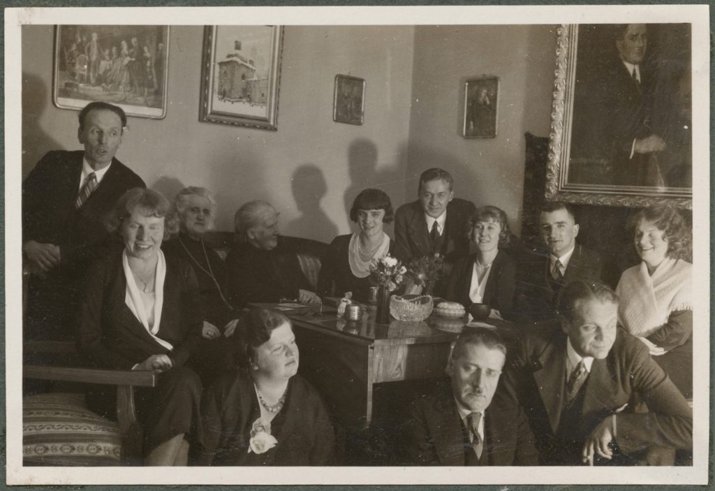 Goście Karyłowskich we wnętrzu, portret zbiorowy