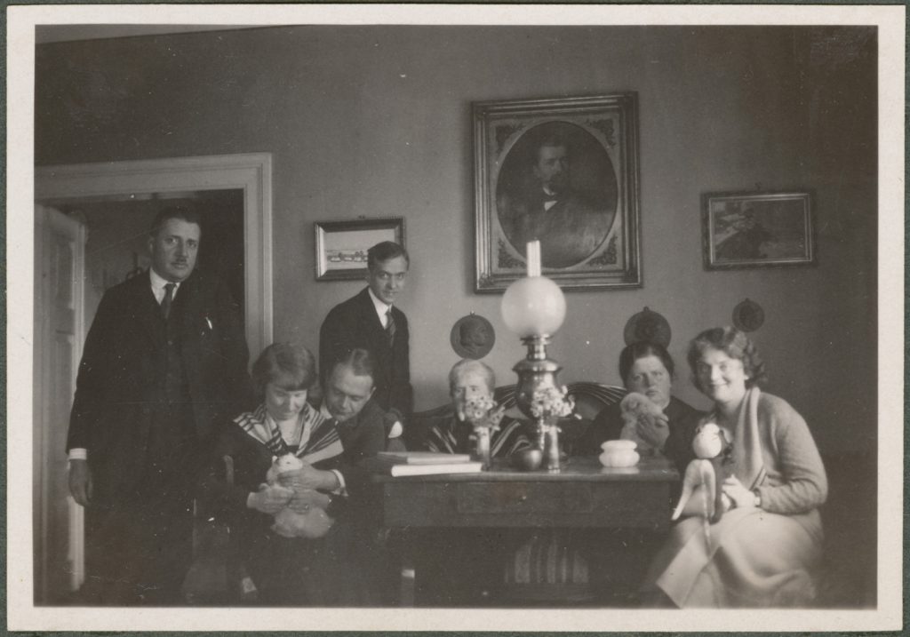 Goście Karyłowskich, portret zbiorowy we wnętrzu