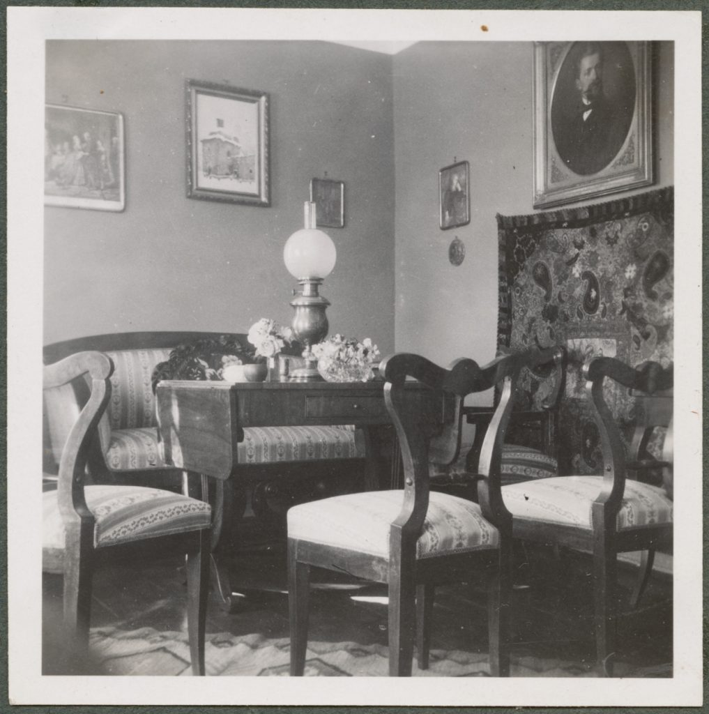 Wnętrze salonu w dworku Karyłowskich, Rudawa