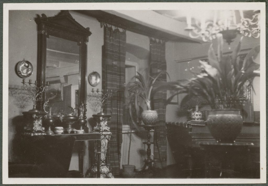 Wnętrze salonu w mieszkaniu na ul. Kanoniczej 7, w Krakowie