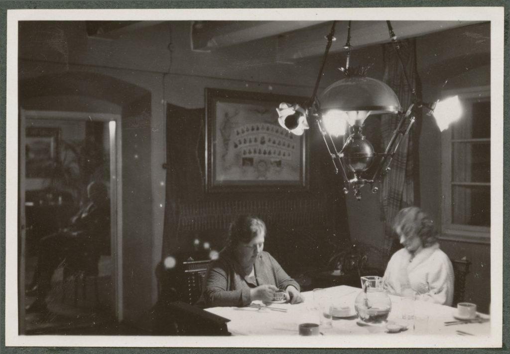 Dwie siostry przy stole, portret we wnętrzu