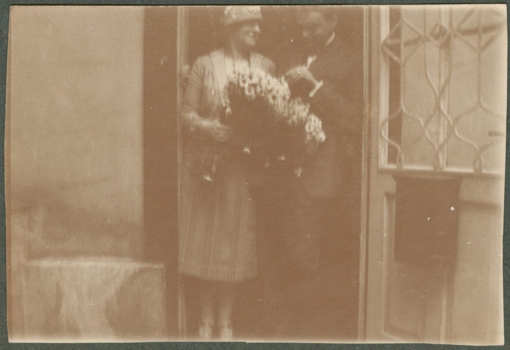 Zofia i Paweł Mussilowie przed budynkiem, portret w plenerze