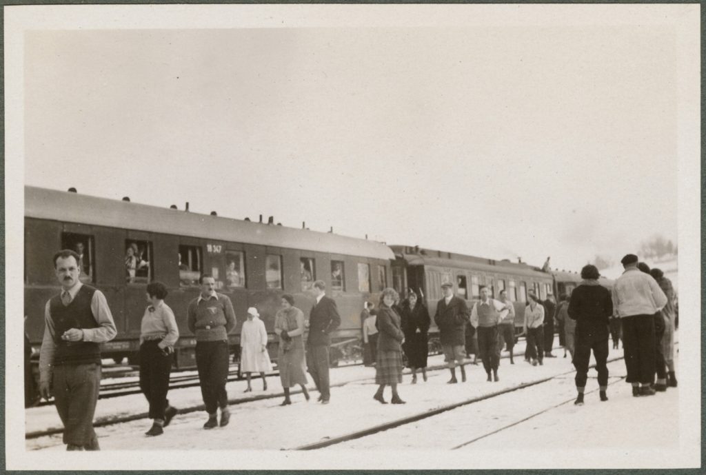 Stojący pociąg i pasażerowie, dworzec w Chabówce