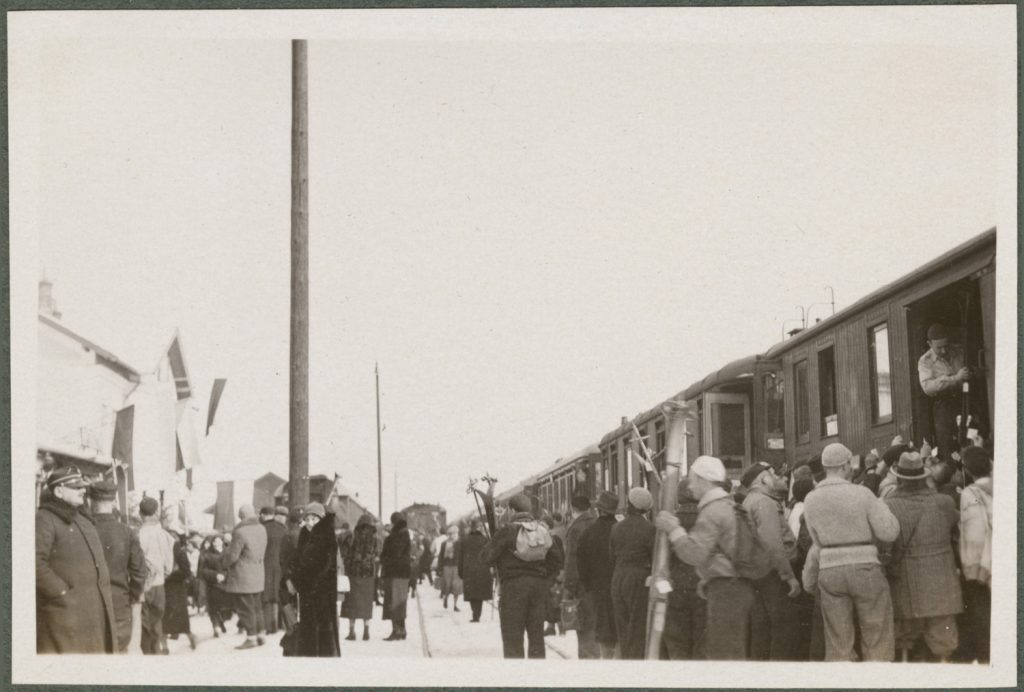 Turyści i narciarze na dworcu zimą, Zakopane