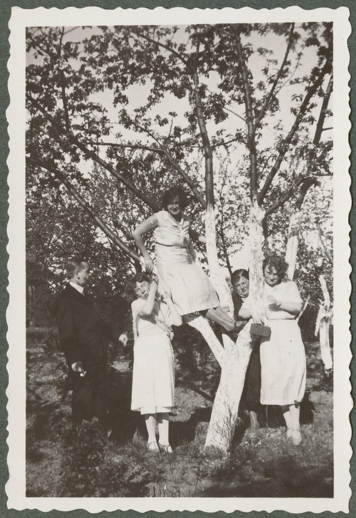 Scena w ogrodzie, portret w plenerze, Rudawa