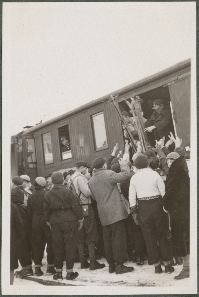 Turyści i narciarze odbierają narty z wagonu, dworzec w Zakopanem
