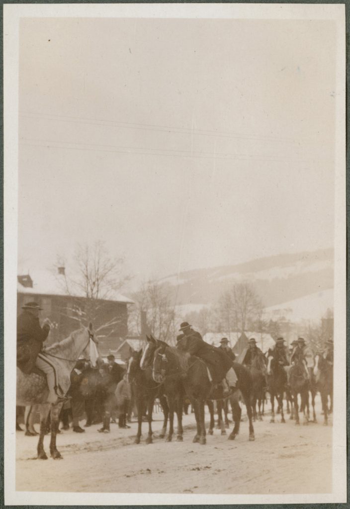Grupa górali konno, pejzaż górski w Zakopanem