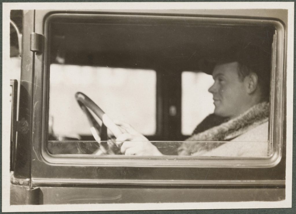 Paweł Mussil za kierownicą, portret w plenerze