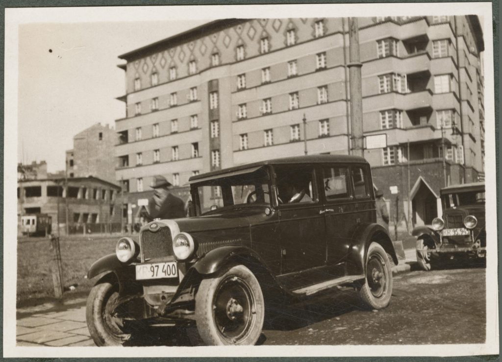 Dwa samochody stojące na jezdni, plac Inwalidów, Krowodrza, Kraków