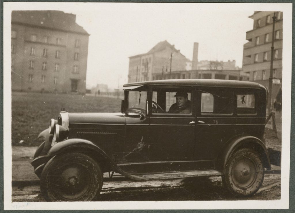 Zaparkowany samochód i kierowca, plac Inwalidów, Krowodrza, Kraków