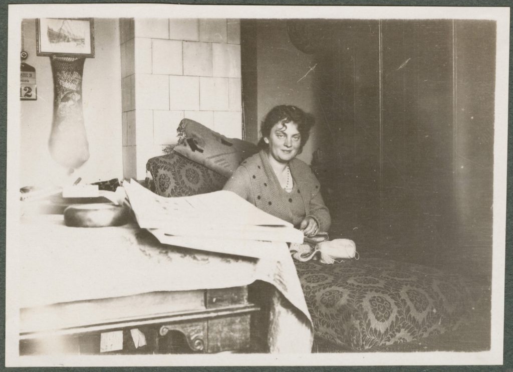 Zofia Mussilowa w pokoju gościnnym, portret we wnętrzu