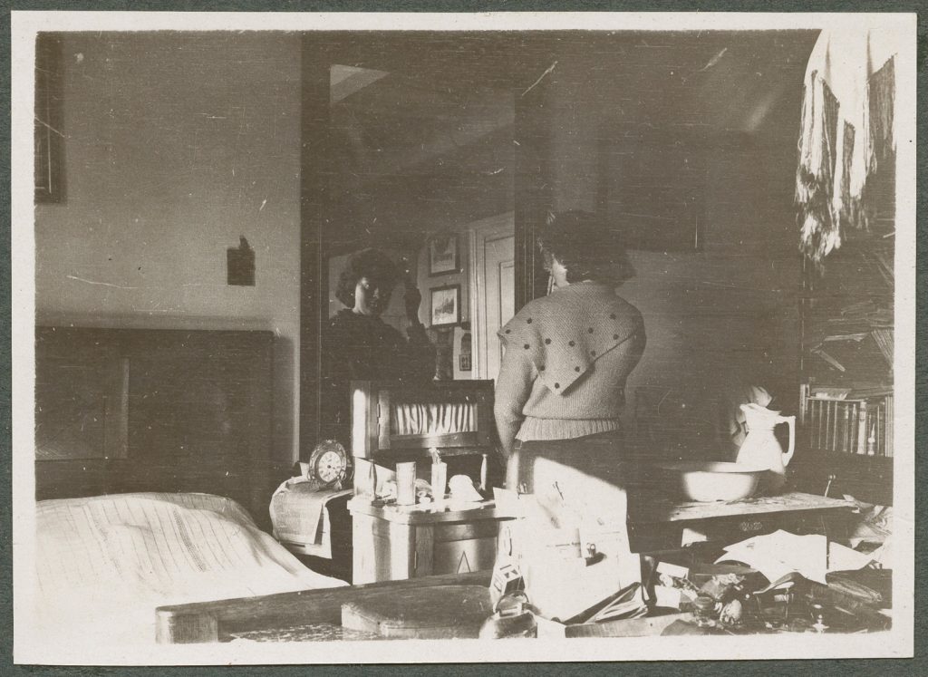 Zofia Mussilowa przed lustrem, portret we wnętrzu