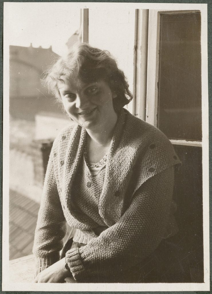 Zofia Mussilowa na parapecie otwartego okna, portret