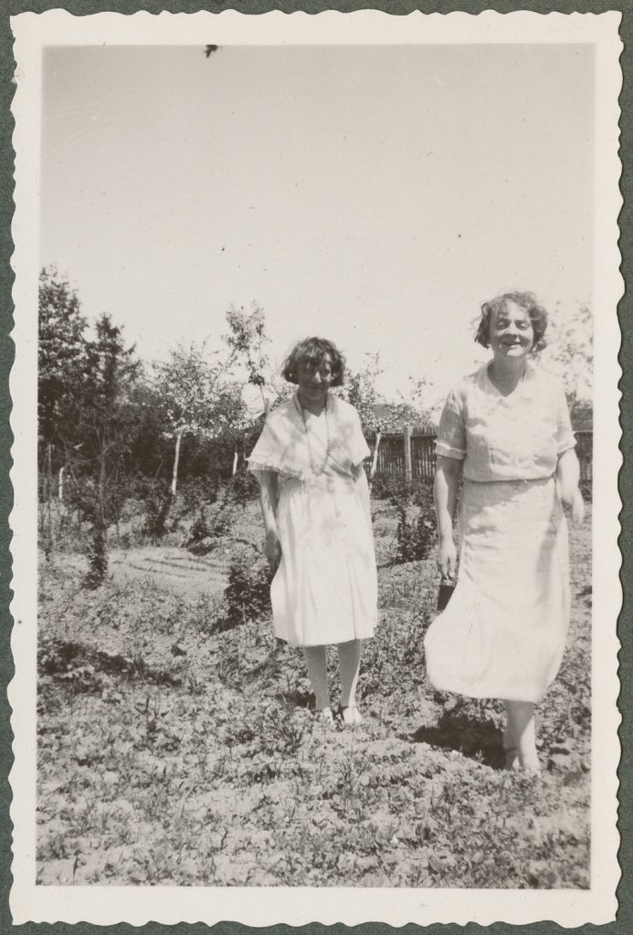 Karola i Zofia Kosińskie, portret w plenerze, Rudawa