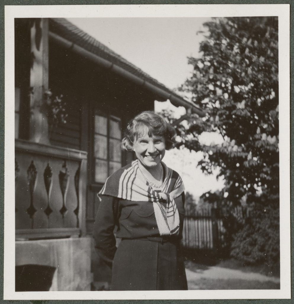 Karola Karyłowska przed gankiem, portret