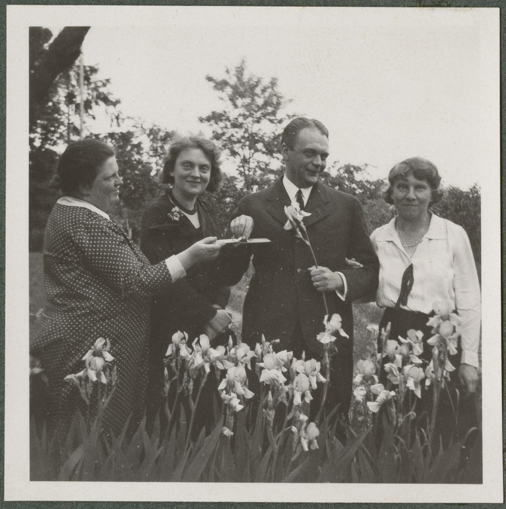 Cztery osoby w ogrodzie, portret zbiorowy w plenerze