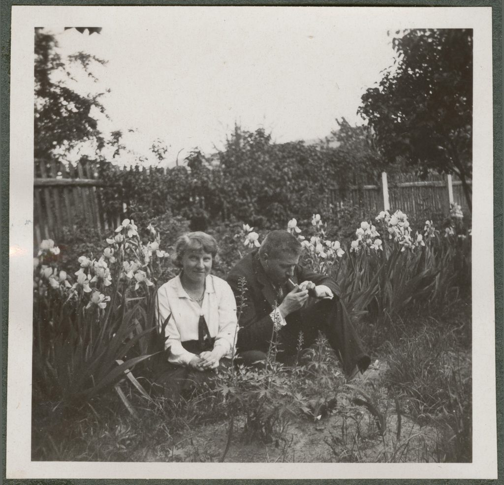 Karola i Stanisław Karyłowscy wśród kwiatów, portret w plenerze