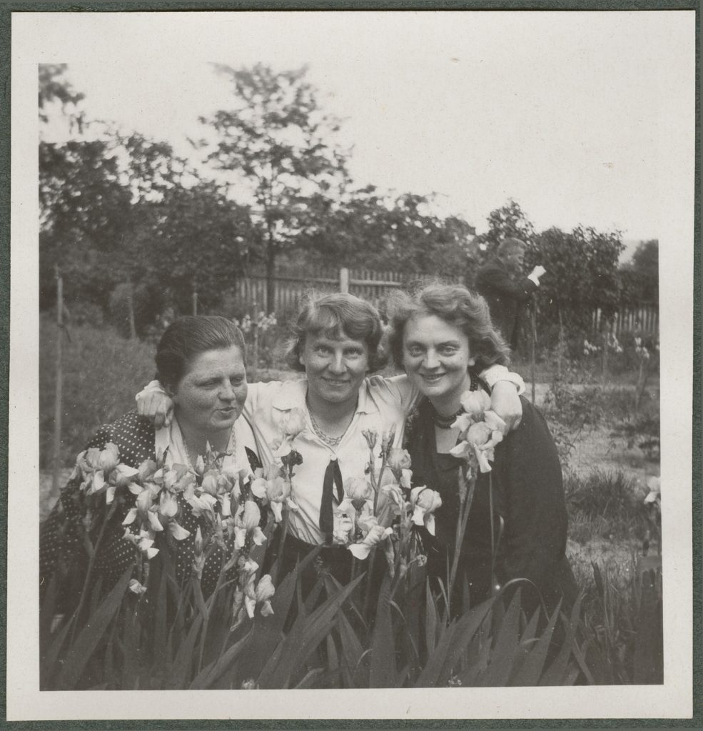 Trzy siostry Kosińskie w ogrodzie, portret w plenerze