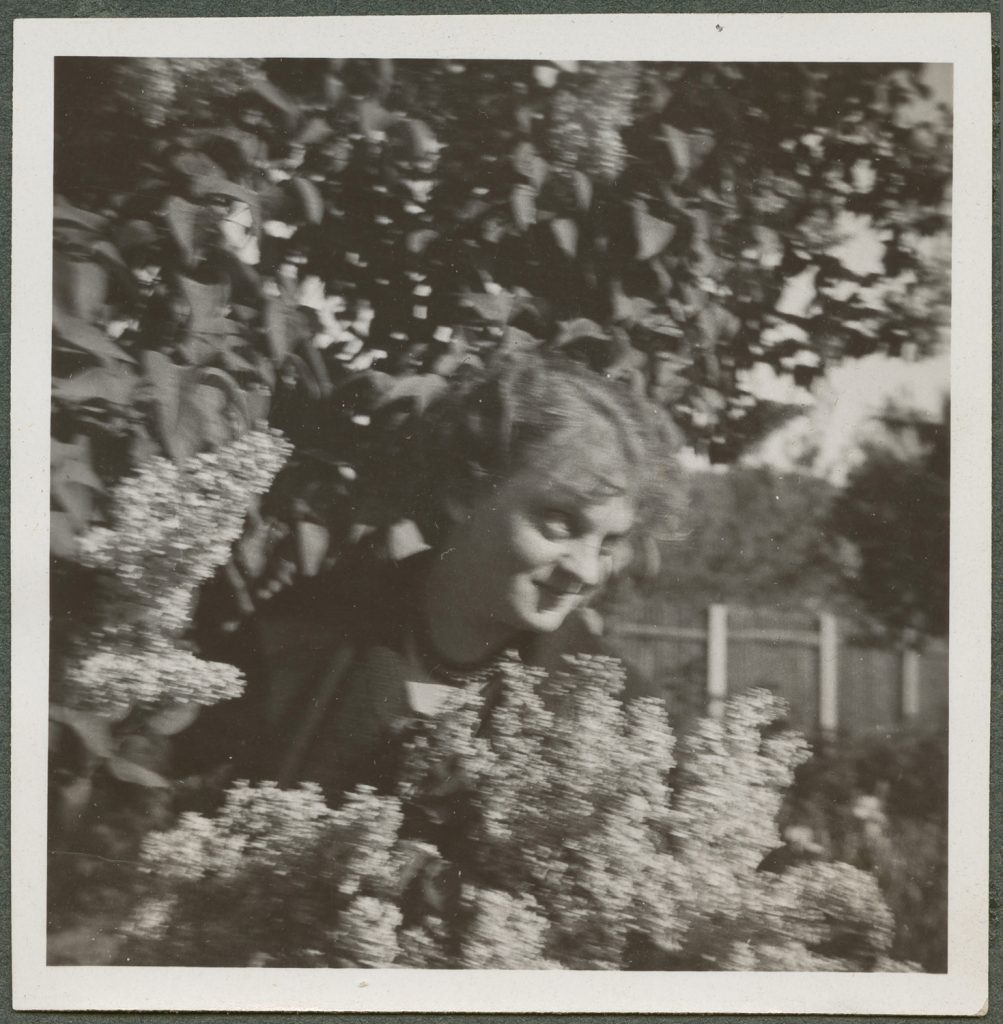 Zofia Mussilowa w ogrodzie, portret w plenerze