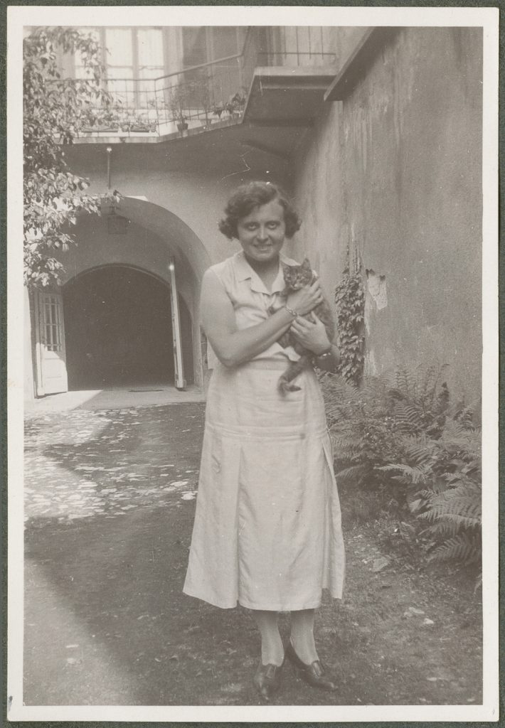 Helena Szlachtowska z kotem na rękach, portret