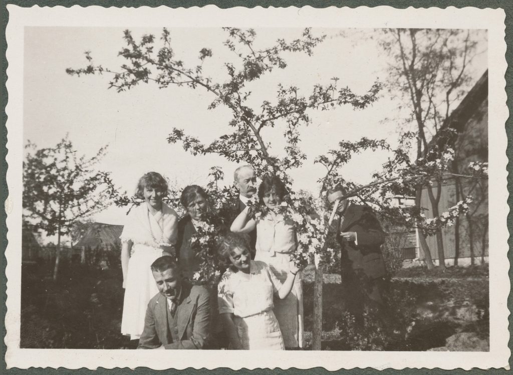 Grupa osób pod domem Karyłowskich, portret zbiorowy, Rudawa