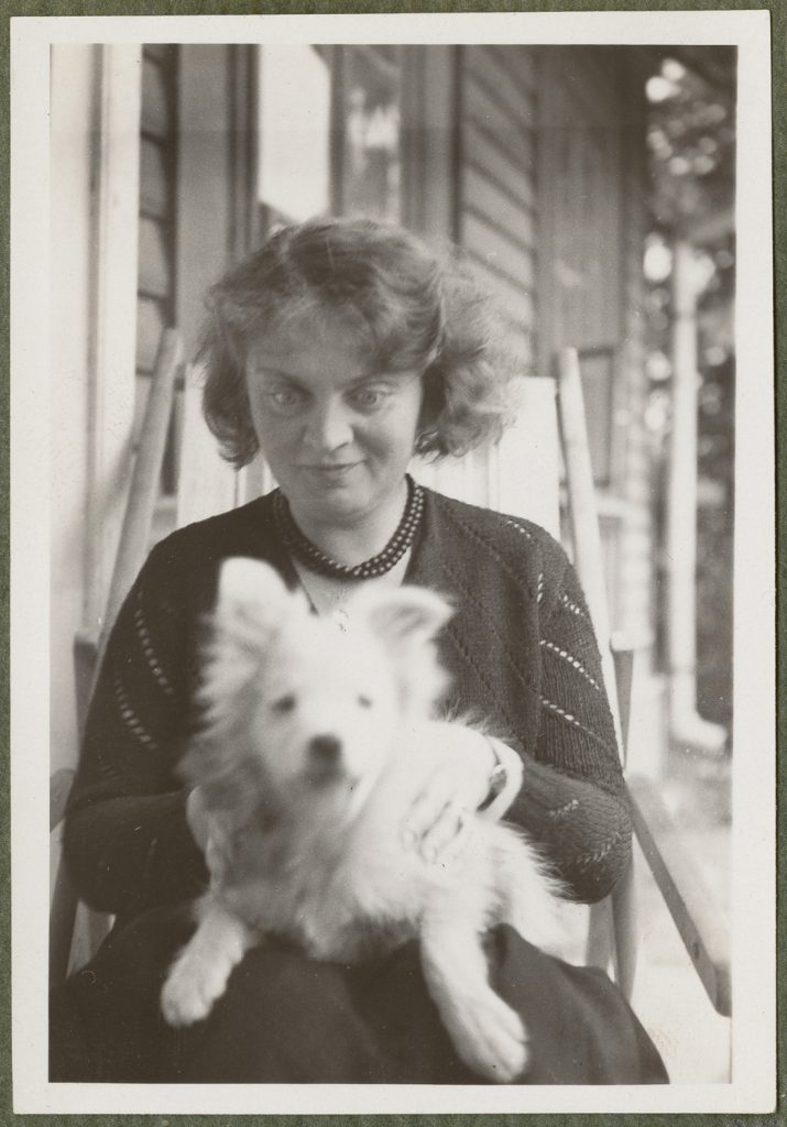 Zofia Mussilowa z białym pieskiem, portret na werandzie