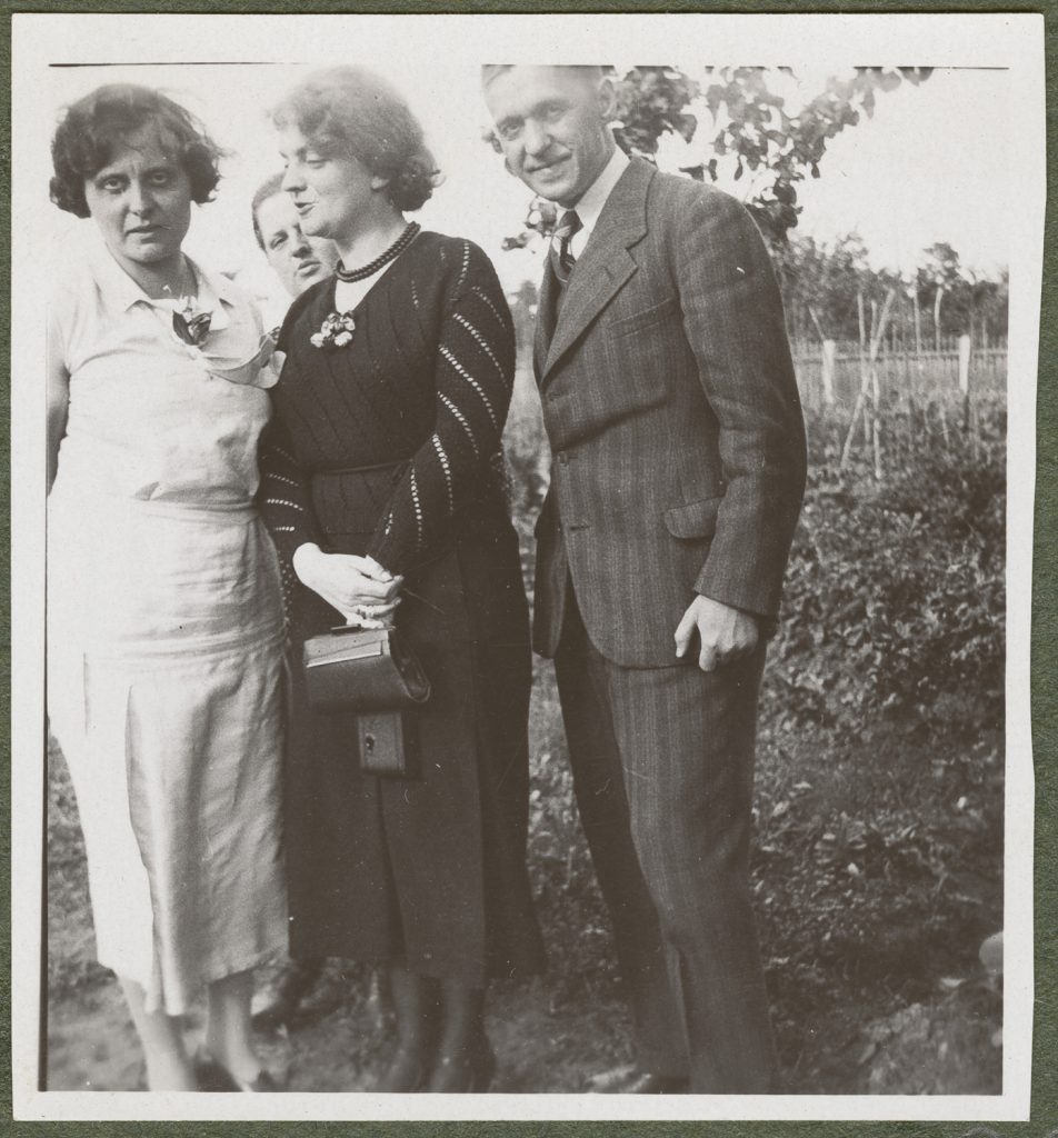 Cztery osoby w ogrodzie, portret w plenerze